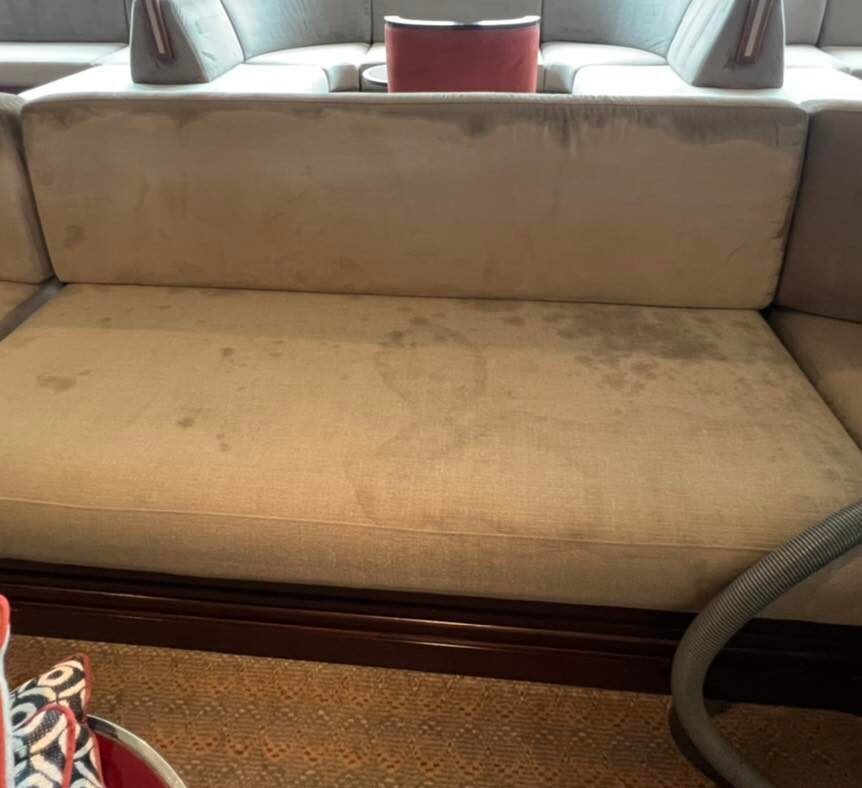 Sofá bege antes da limpeza