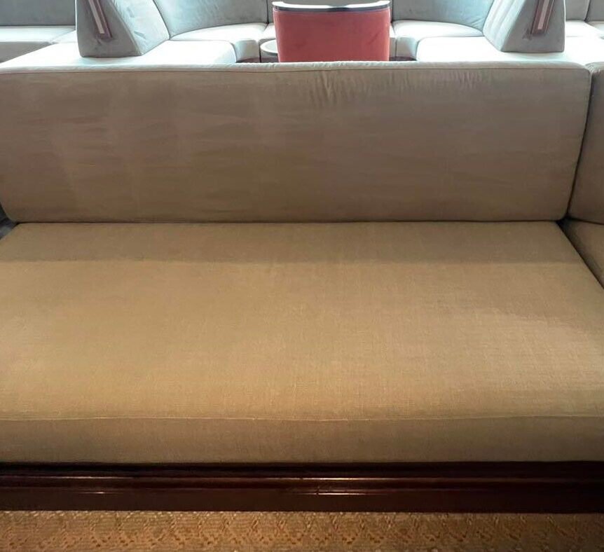 Sofá bege depois da limpeza